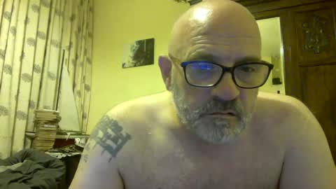 Snapshot of f1zzeek chatting on 06/19/26, 10:13 f1zzeek online show from 06/19/26, 10:13