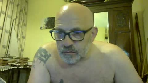 Snapshot of f1zzeek chatting on 07/15/26, 12:05 f1zzeek online show from 07/15/26, 12:05