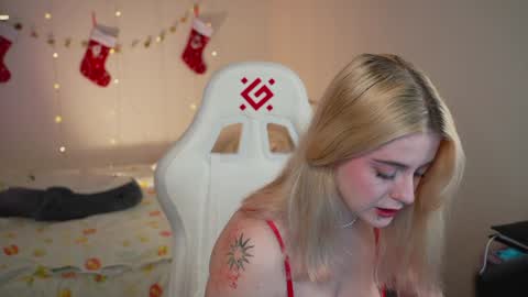 Snapshot of fairyvi chatting on 12/18/24, 04:28 Vi online show from 12/18/24, 04:28
