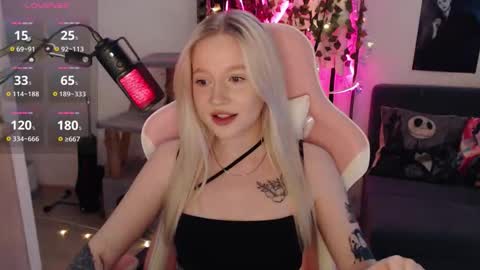 Snapshot of fantasy_lisa chatting on 03/27/26, 01:44 Lisa online show from 03/27/26, 01:44