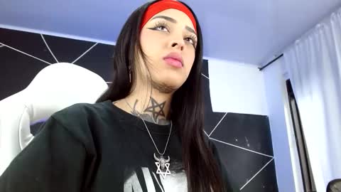 Snapshot of farichell chatting on 12/15/25, 08:24 fari online show from 12/15/25, 08:24