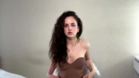 Mia online show from 06/09/26, 03:45