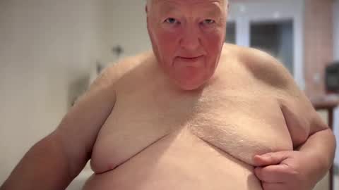 Snapshot of fatslutcutey chatting on 12/31/24, 12:43 fatslutcutey online show from 12/31/24, 12:43