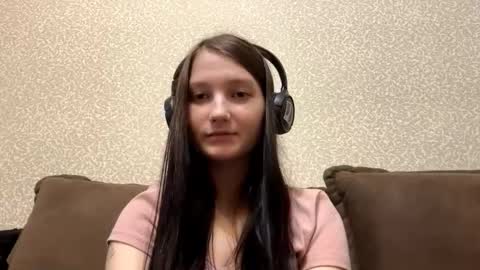 Aurora 18yo online show from 10/22/25, 08:14