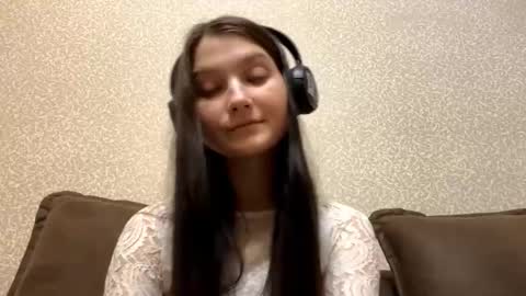 Aurora 18yo online show from 10/31/25, 09:32