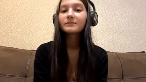 Aurora 18yo online show from 11/20/25, 08:36