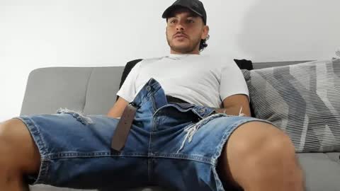 Snapshot of favid95 chatting on 12/15/24, 01:35 favid95 online show from 12/15/24, 01:35