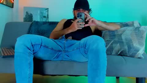 Snapshot of favid95 chatting on 10/16/25, 04:52 favid95 online show from 10/16/25, 04:52