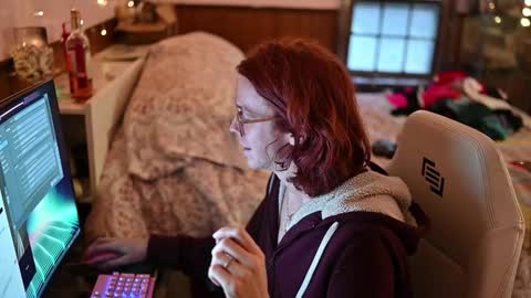 Faye Holloway online show from 12/31/24, 09:17