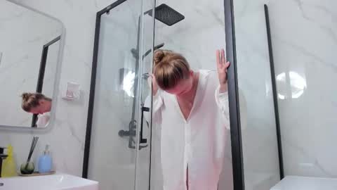 Daniela online show from 10/28/25, 06:50