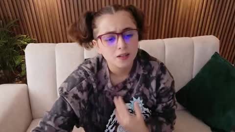 Feelena online show from 11/30/25, 06:01