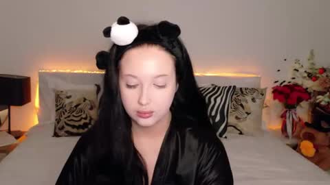 Felicia Herceg online show from 10/31/25, 07:26