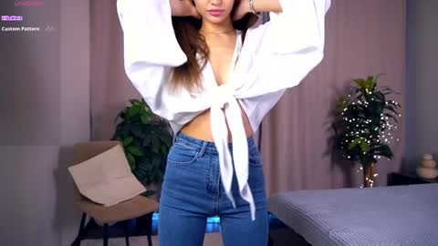 Snapshot of felissiany chatting on 03/09/25, 04:16 Hello im Nova online show from 03/09/25, 04:16