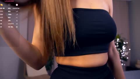 Snapshot of felissiany chatting on 03/10/25, 04:17 Hello im Nova online show from 03/10/25, 04:17