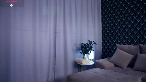 Snapshot of felissiany chatting on 10/12/25, 04:22 Hello im Nova online show from 10/12/25, 04:22