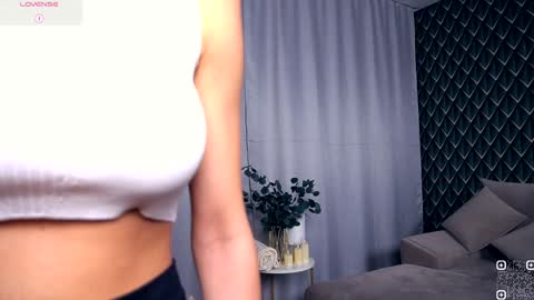 Snapshot of felissiany chatting on 11/10/25, 04:22 Hello im Nova online show from 11/10/25, 04:22