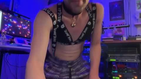 Snapshot of femboy_fangs chatting on 10/31/25, 03:07 femboyfangs online show from 10/31/25, 03:07