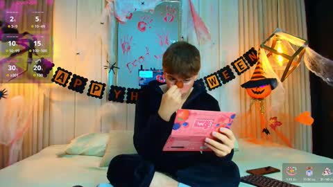 Snapshot of femboy_max chatting on 10/26/25, 12:55 Femboy Max online show from 10/26/25, 12:55