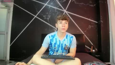 Snapshot of femboy_max chatting on 11/27/25, 11:56 Femboy Max online show from 11/27/25, 11:56