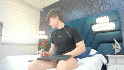 Snapshot of femboy_max chatting on 05/04/26, 11:28 Femboy Max online show from 05/04/26, 11:28