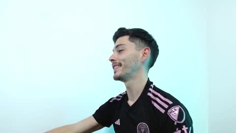 Snapshot of fenixtream chatting on 12/16/24, 07:32 FeniXtream online show from 12/16/24, 07:32