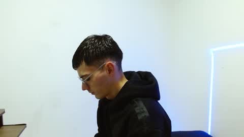 Snapshot of fenixtream chatting on 01/03/25, 01:03 FeniXtream online show from 01/03/25, 01:03