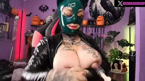 Snapshot of fetishkinkymegan chatting on 10/13/25, 04:07 kinky Megan Draven online show from 10/13/25, 04:07