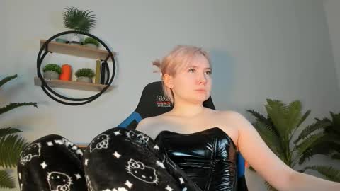 Snapshot of fetishrey chatting on 03/08/25, 11:27 Rey online show from 03/08/25, 11:27