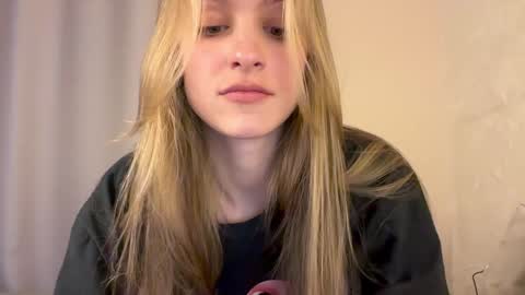 Snapshot of fflloowweerr chatting on 12/06/24, 08:59 Lisa online show from 12/06/24, 08:59