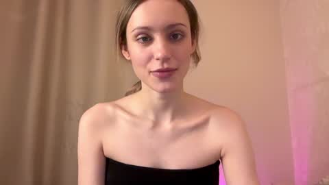 Snapshot of fflloowweerr chatting on 01/10/25, 12:26 Lisa online show from 01/10/25, 12:26