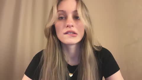 Snapshot of fflloowweerr chatting on 01/20/25, 01:00 Lisa online show from 01/20/25, 01:00