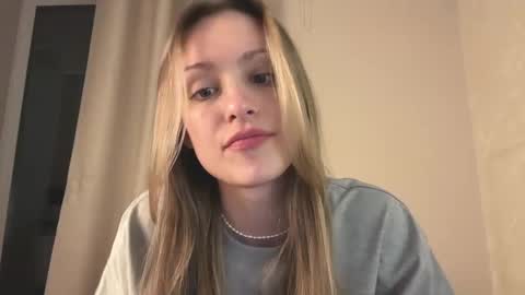 Snapshot of fflloowweerr chatting on 02/18/25, 12:06 Lisa online show from 02/18/25, 12:06