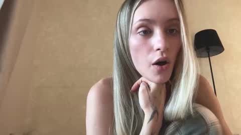 Snapshot of fflloowweerr chatting on 09/19/25, 09:32 Lisa online show from 09/19/25, 09:32