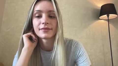 Snapshot of fflloowweerr chatting on 09/27/25, 05:01 Lisa online show from 09/27/25, 05:01