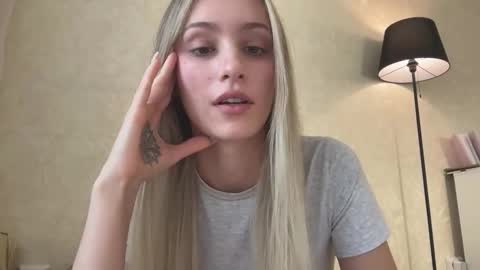 Snapshot of fflloowweerr chatting on 10/04/25, 08:23 Lisa online show from 10/04/25, 08:23