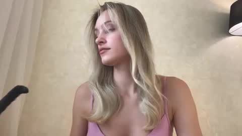 Snapshot of fflloowweerr chatting on 10/05/25, 06:01 Lisa online show from 10/05/25, 06:01