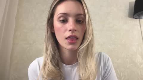 Snapshot of fflloowweerr chatting on 10/17/25, 09:23 Lisa online show from 10/17/25, 09:23