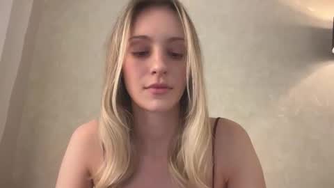 Snapshot of fflloowweerr chatting on 11/16/25, 06:52 Lisa online show from 11/16/25, 06:52