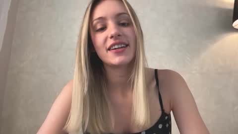 Snapshot of fflloowweerr chatting on 11/17/25, 07:14 Lisa online show from 11/17/25, 07:14