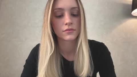 Snapshot of fflloowweerr chatting on 11/19/25, 07:30 Lisa online show from 11/19/25, 07:30