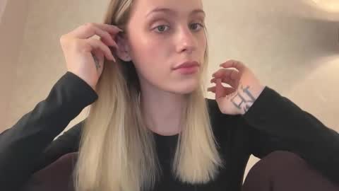 Snapshot of fflloowweerr chatting on 11/28/25, 08:17 Lisa online show from 11/28/25, 08:17