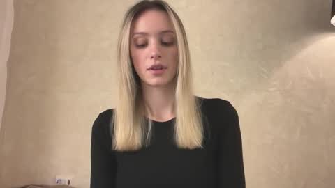 Snapshot of fflloowweerr chatting on 12/02/25, 08:52 Lisa online show from 12/02/25, 08:52