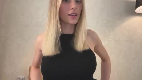 Snapshot of fflloowweerr chatting on 12/03/25, 07:27 Lisa online show from 12/03/25, 07:27