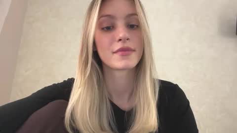 Snapshot of fflloowweerr chatting on 12/05/25, 07:06 Lisa online show from 12/05/25, 07:06