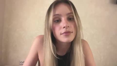 Snapshot of fflloowweerr chatting on 12/14/25, 10:42 Lisa online show from 12/14/25, 10:42