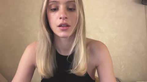 Snapshot of fflloowweerr chatting on 12/15/25, 11:36 Lisa online show from 12/15/25, 11:36