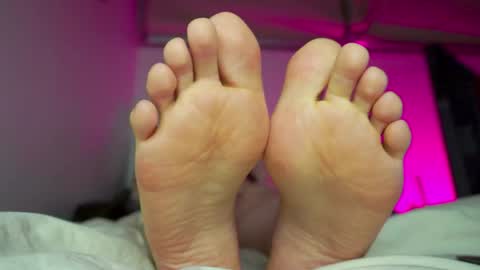 Snapshot of findomfeet_ chatting on 05/08/26, 02:28 Ashley online show from 05/08/26, 02:28