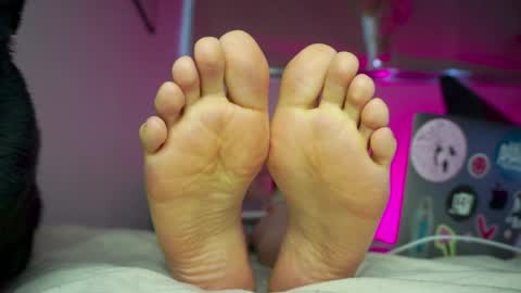 Snapshot of findomfeet_ chatting on 05/08/26, 08:25 Ashley online show from 05/08/26, 08:25