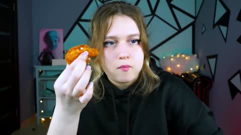 Snapshot of fioramarmoris chatting on 12/28/24, 12:03 fiora online show from 12/28/24, 12:03