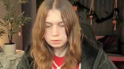 Snapshot of fioramarmoris chatting on 10/25/25, 06:32 fiora online show from 10/25/25, 06:32